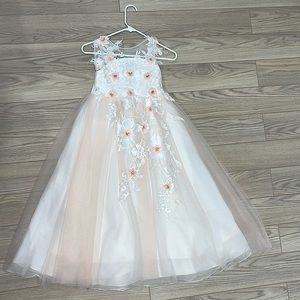 Stunning girls dress 👗 only wore once size 7-8,  perfect for a flower 🌸 girl